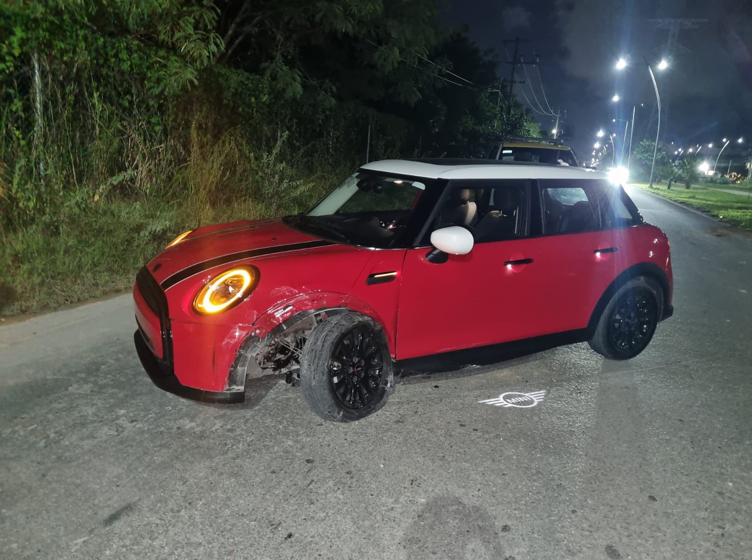 Minicooper choca y derriba poste en la avenida Huayacán 