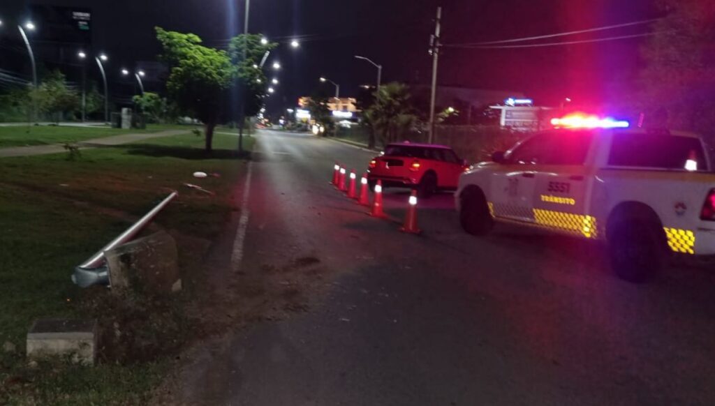 Minicooper choca y derriba poste en la avenida Huayacán 