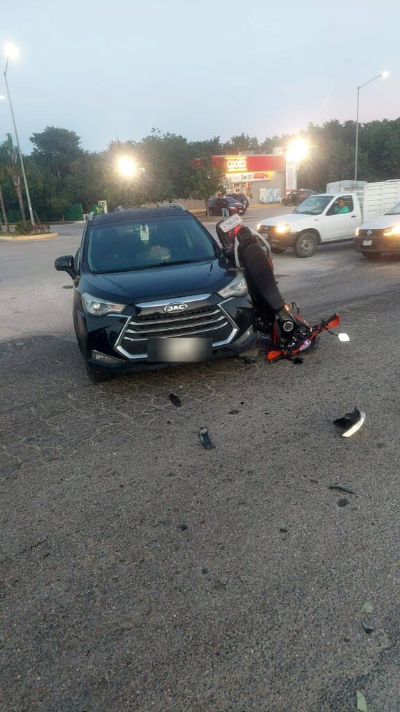 Otro encontronazo entre camioneta y motocicleta