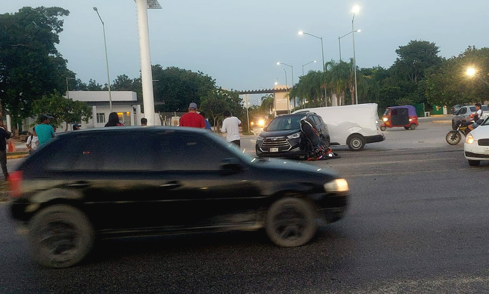 Otro encontronazo entre camioneta y motocicleta