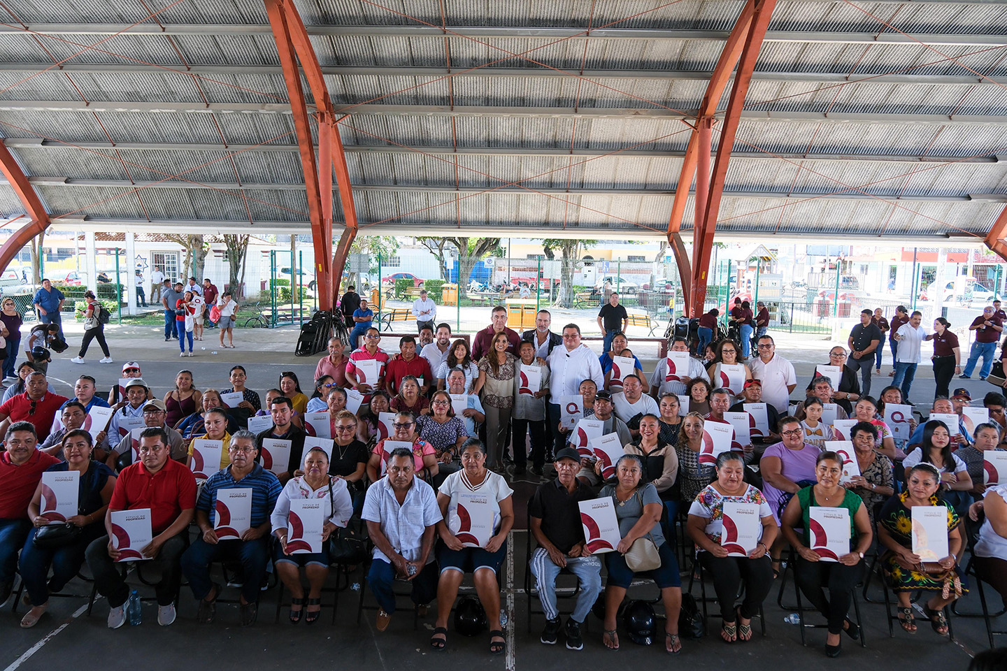 Entrega Mara Lezama títulos de propiedad a 134 familias de Cozumel