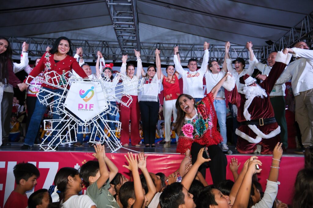 Enciende Mara Lezama junto a familias chetumaleñas el árbol y las villas navideñas