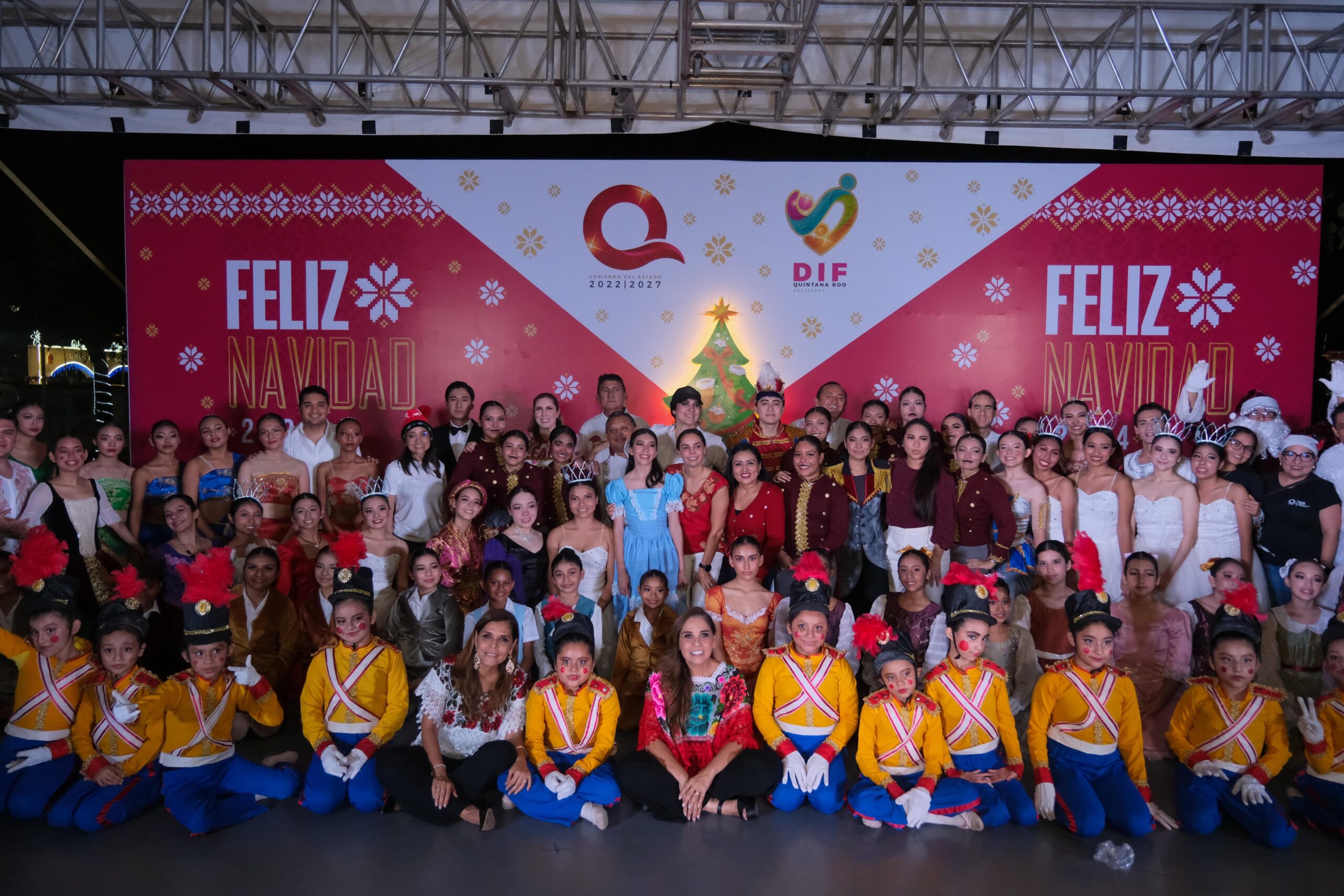 Enciende Mara Lezama junto a familias chetumaleñas el árbol y las villas navideñas