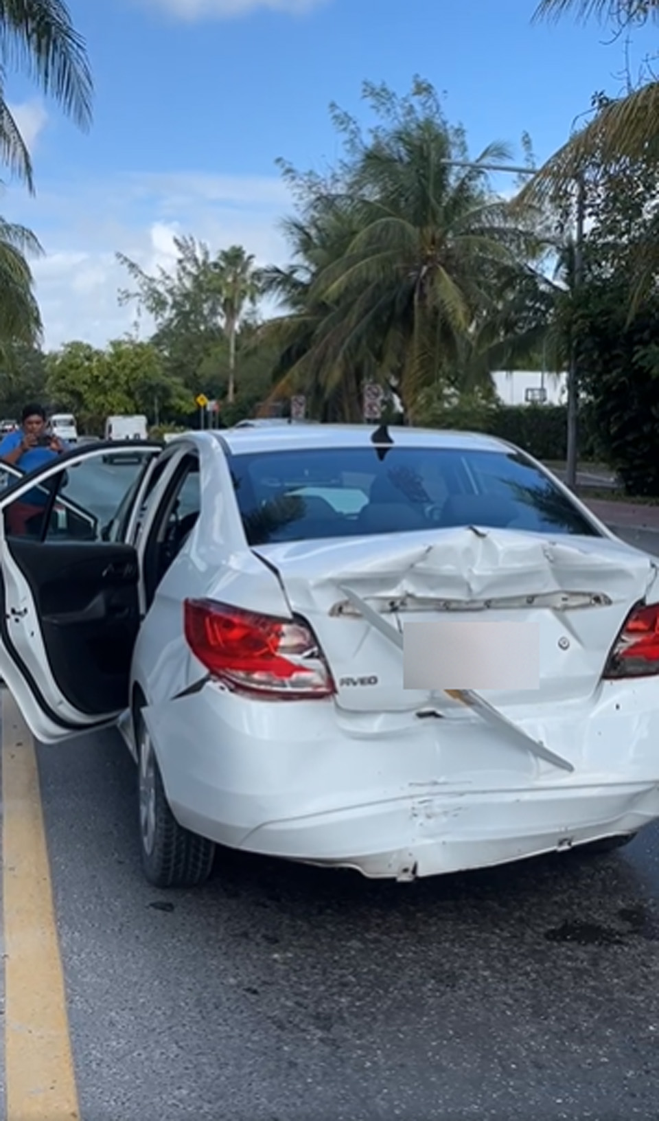 Choque múltiple en Boulevard Kukulcán deja daños materiales