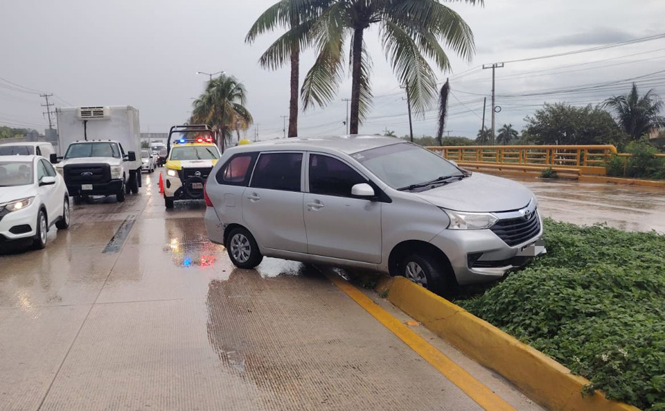 Piso mojado y falta de precaución, causa de accidentes en la Colosio