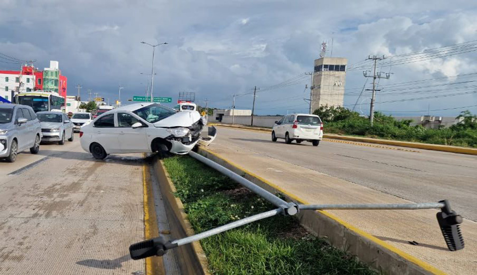 Piso mojado y falta de precaución, causa de accidentes en la Colosio