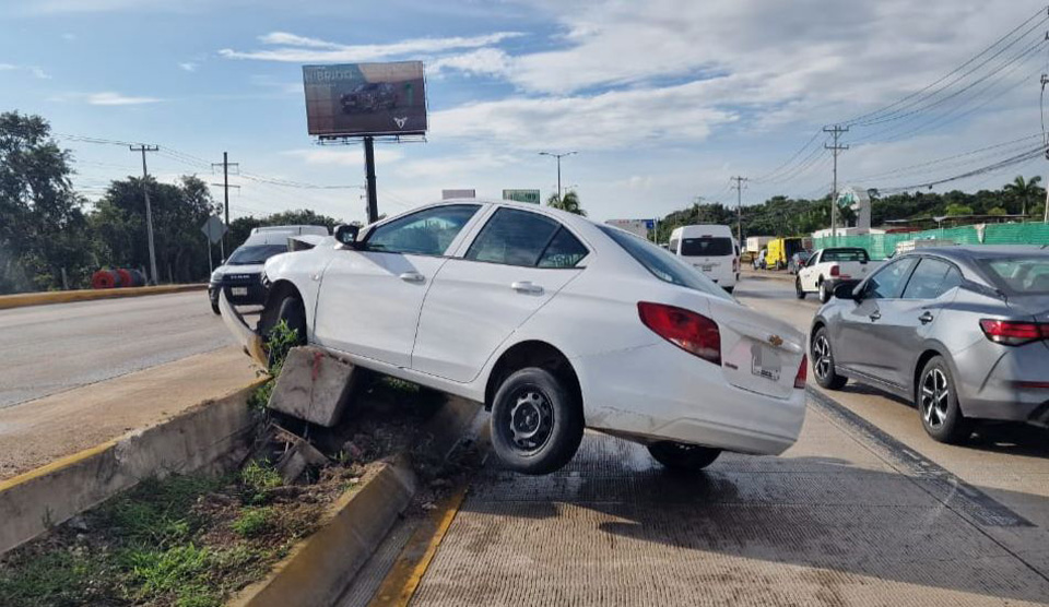 Piso mojado y falta de precaución, causa de accidentes en la Colosio