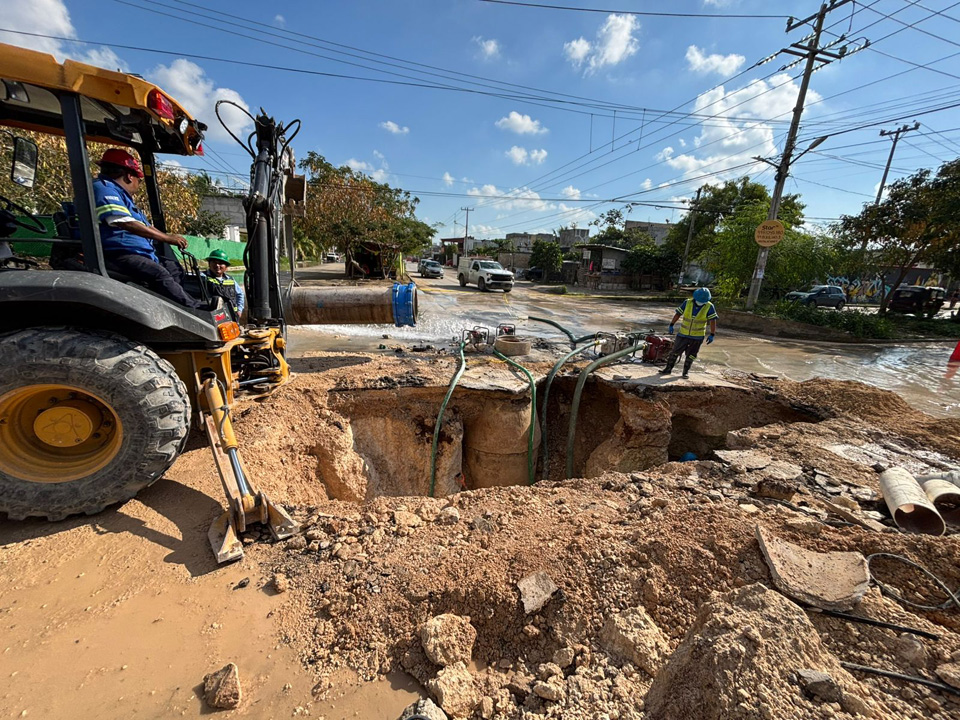 Aguakan trabaja en la reparación de una fuga en la Supermanzana 202 de Cancún