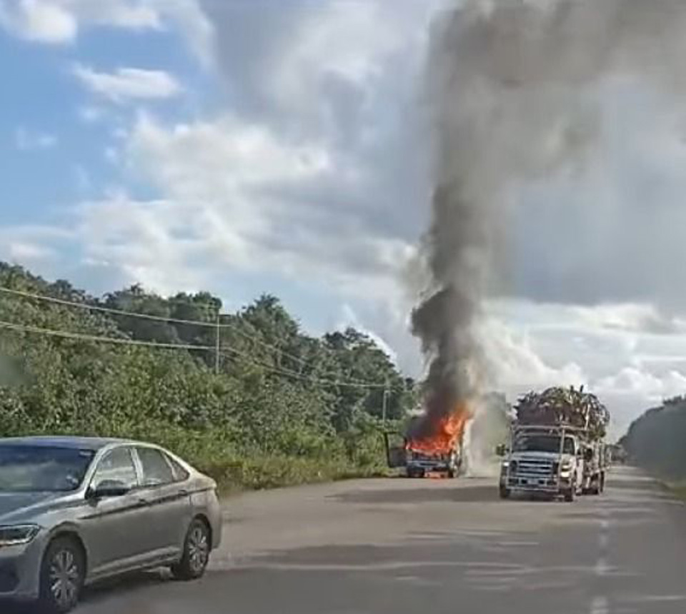 Consume el fuego una ambulancia en carretera