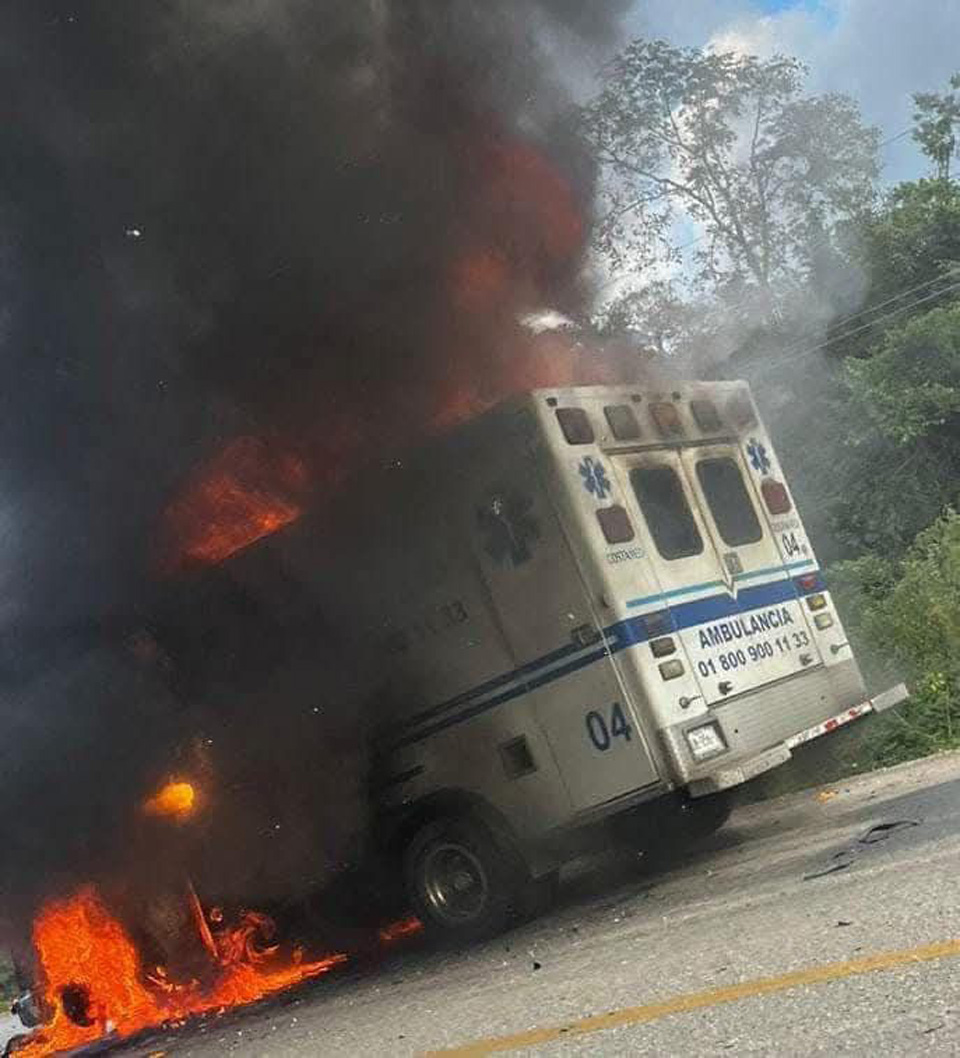 Consume el fuego una ambulancia en carretera