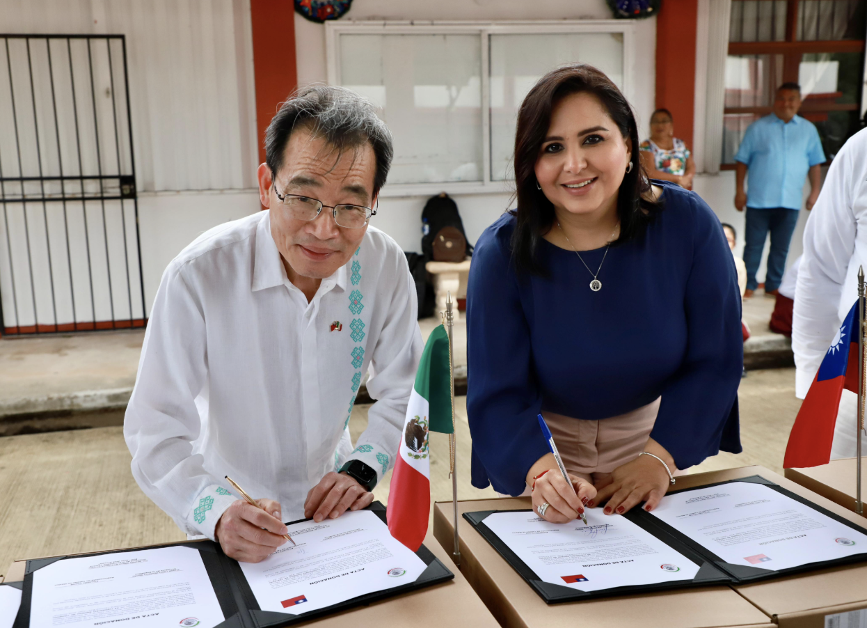 Taiwán y Mayuli Martínez donan computadoras a dos secundarias de Cancún