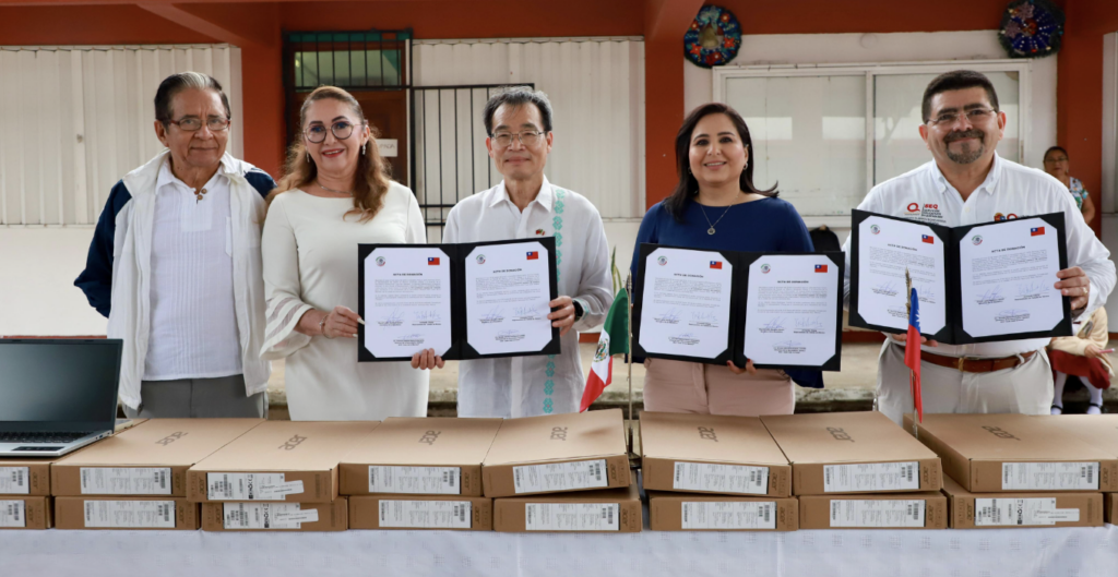 Taiwán y Mayuli Martínez donan computadoras a dos secundarias de Cancún