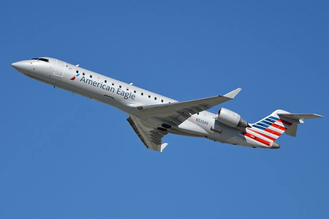 Un avión como este, Bombardier CRJ7, colisionó con un helicóptero militar 