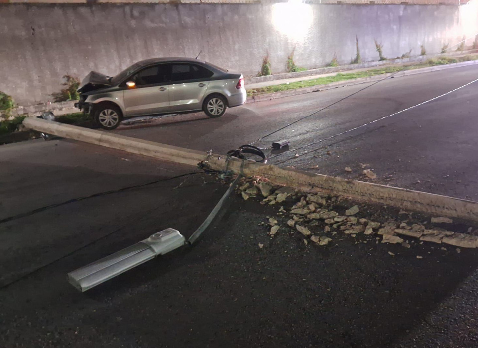 Choca contra poste de concreto en la Av. 135