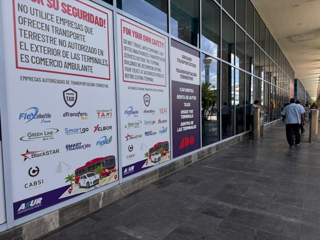 ASUR instala carteles con lista de taxis autorizados en el aeropuerto de Cancún