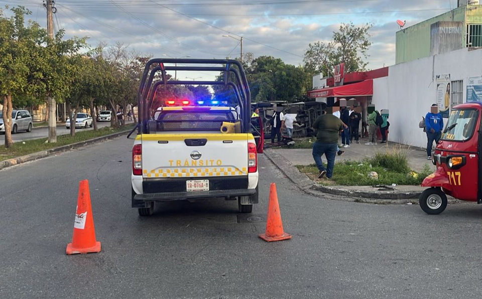 Conductor de auto choca contra Urvan y ocasiona su volcadura