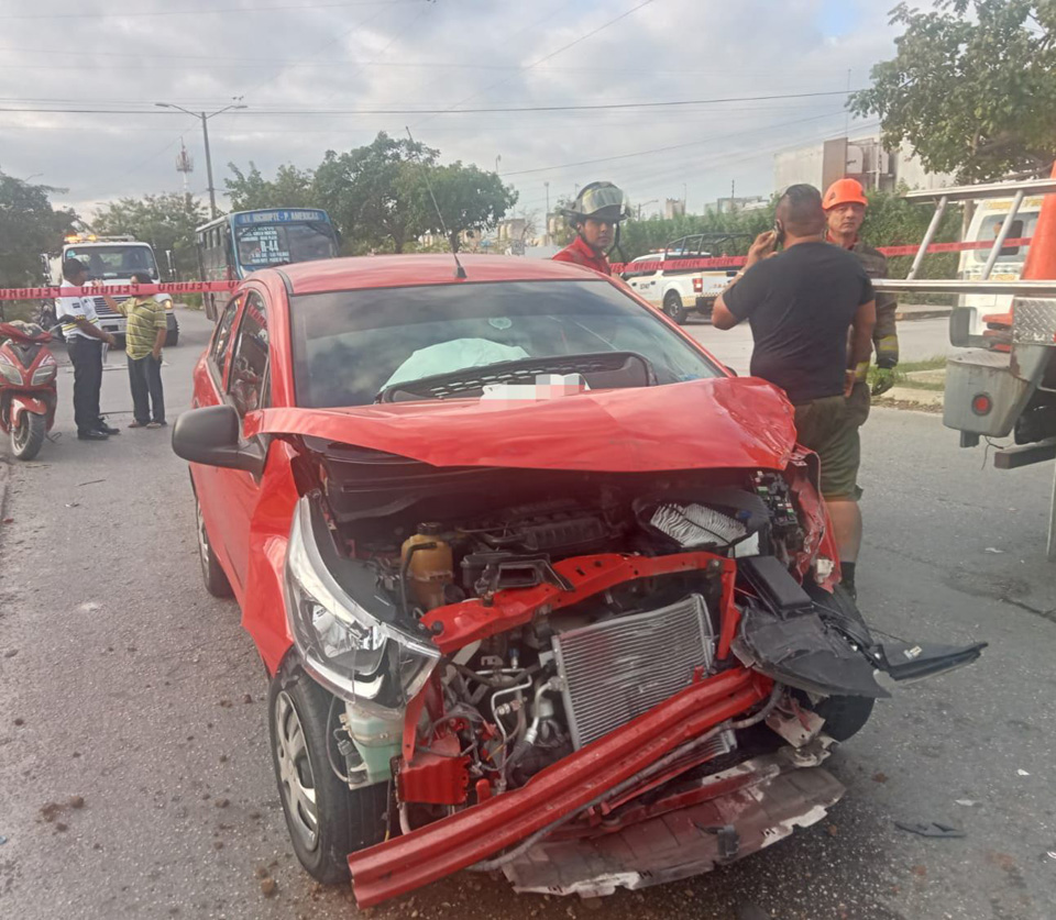 Conductor de auto choca contra Urvan y ocasiona su volcadura