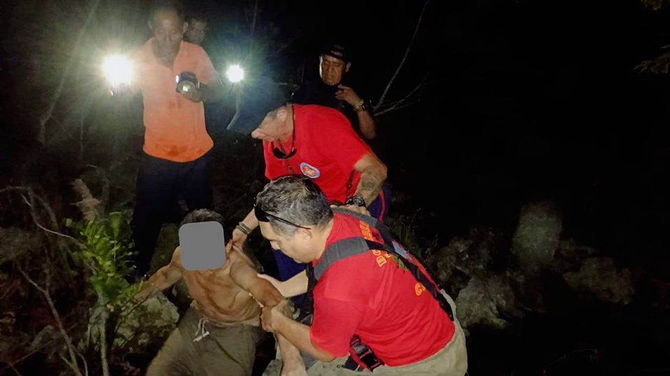 Intervienen policías para auxiliar a un hombre en una laguna de Cancún