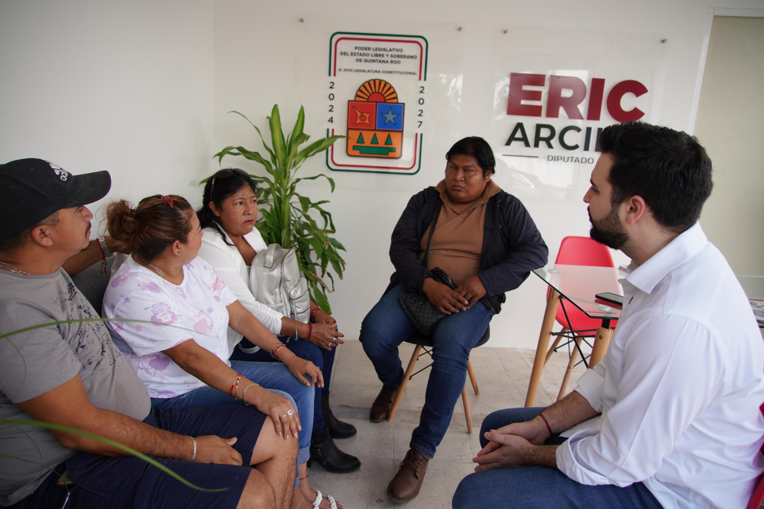 Escucha y dialoga Eric Arcila con vecinas y vecinos del Distrito 07 desde su Casa de Atención Ciudadana de la SM 230