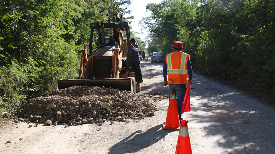 Supervisa Nivardo Mena bacheo del camino Kantunilkin-Quintana