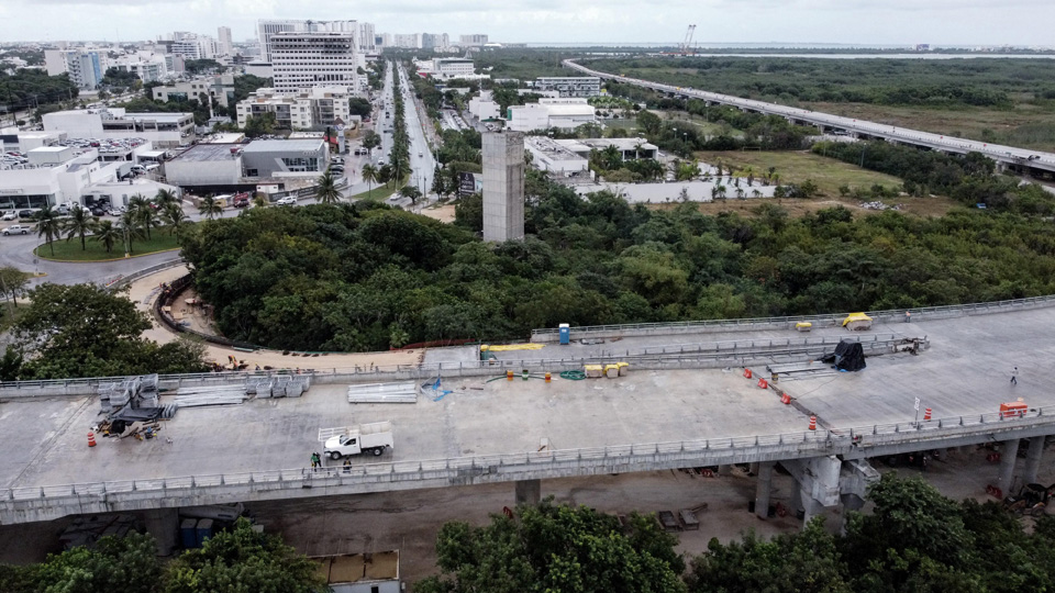 Se mantienen cierres de calles por obras del Puente Nichupté