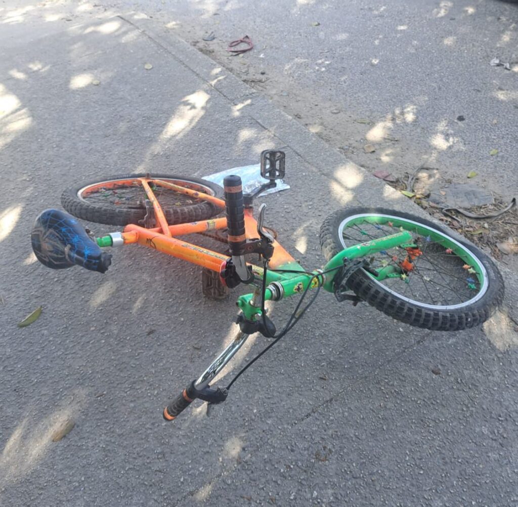 Ciclista no cede el paso a un auto y es arrollado