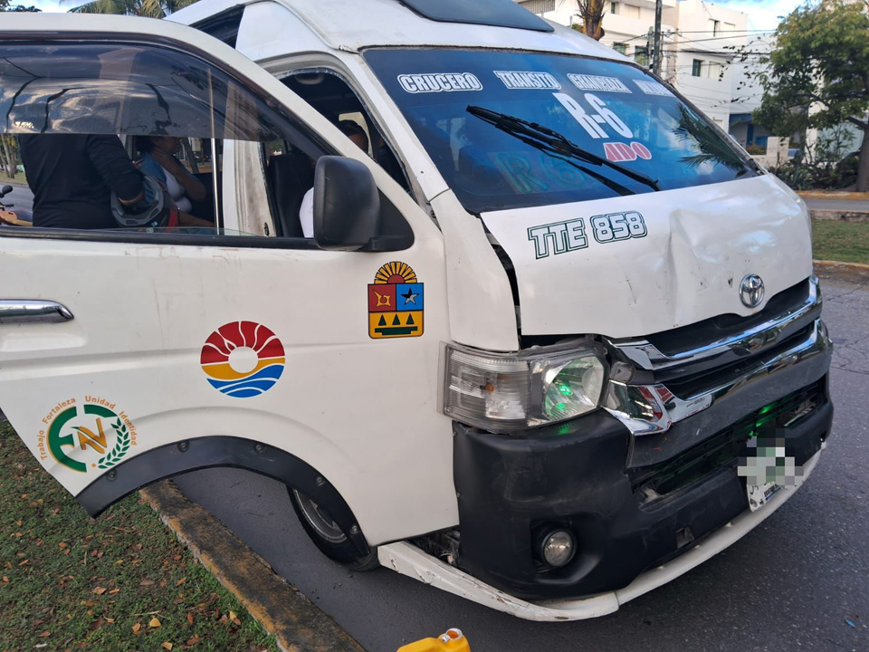 Colisionan dos unidades del transporte público en Cancún