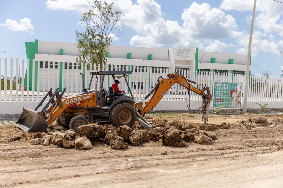 Supervisan obras de pavimentación para mejorar acceso a la Universidad Tecnológica de Tulum