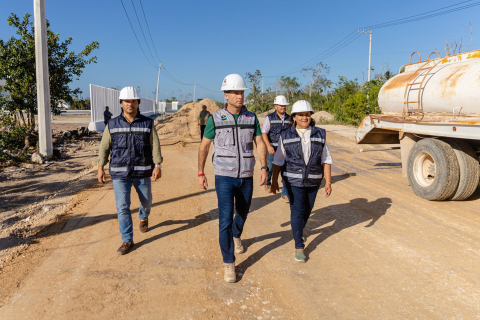 Supervisan obras de pavimentación para mejorar acceso a la Universidad Tecnológica de Tulum