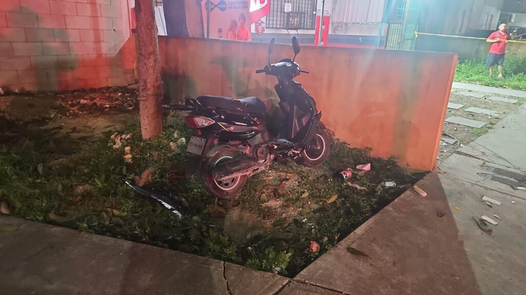 Mujer pierde la vida al colisionar una motocicleta y un automóvil