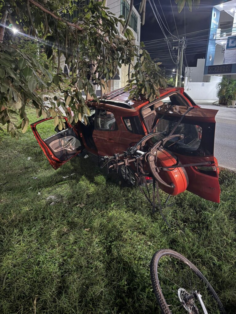 Choca auto contra poste en el camellón de la Huayacán