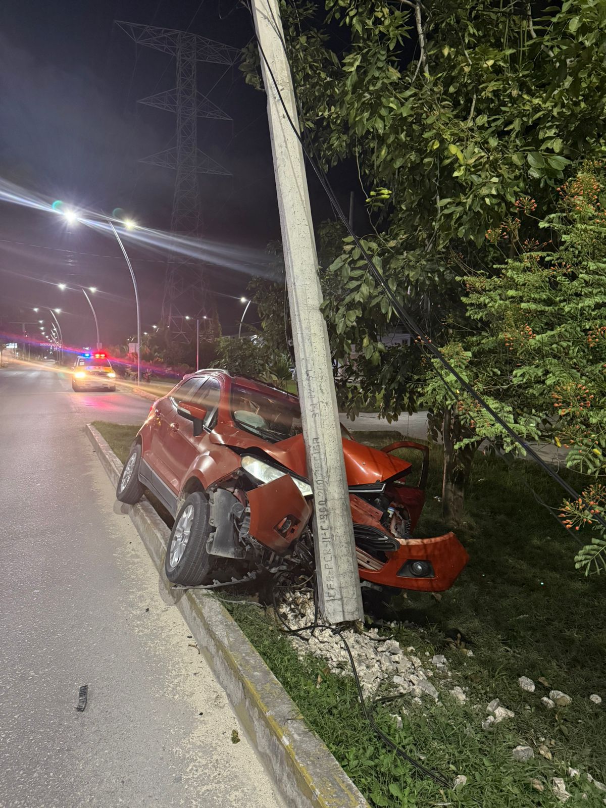 Choca auto contra poste en el camellón de la Huayacán