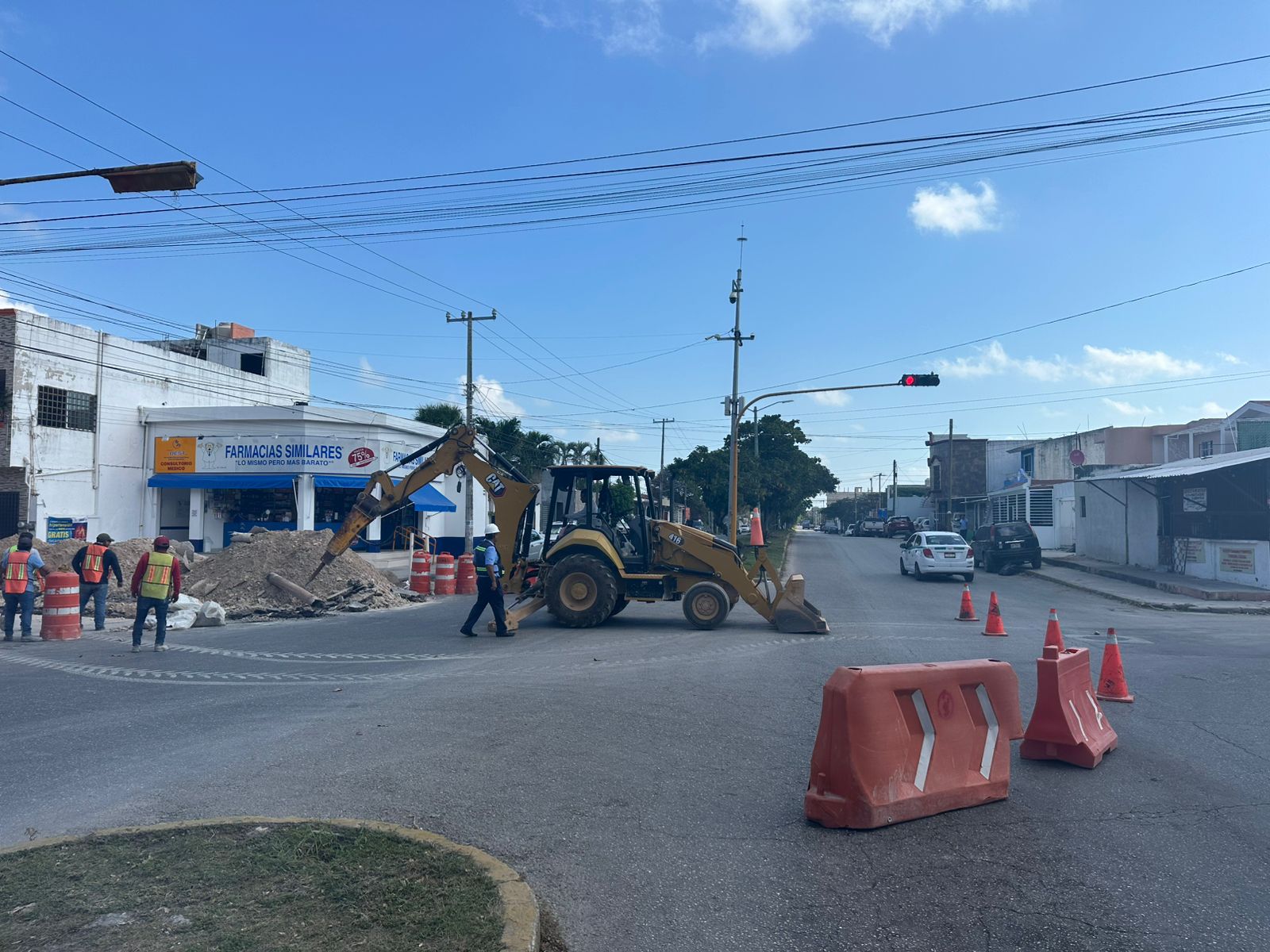 Personal de Tránsito apoya la ejecución de obras en Cancún