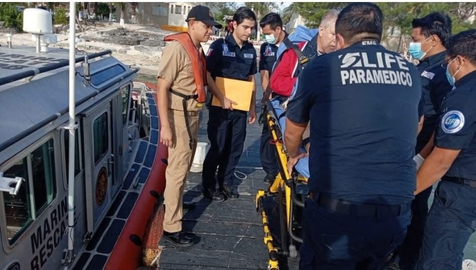 Personal de la Armada evacúa a turistas enfermos de un crucero