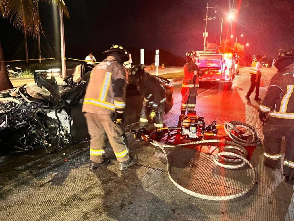 Rescatan bomberos a hombre prensado en auto accidentado