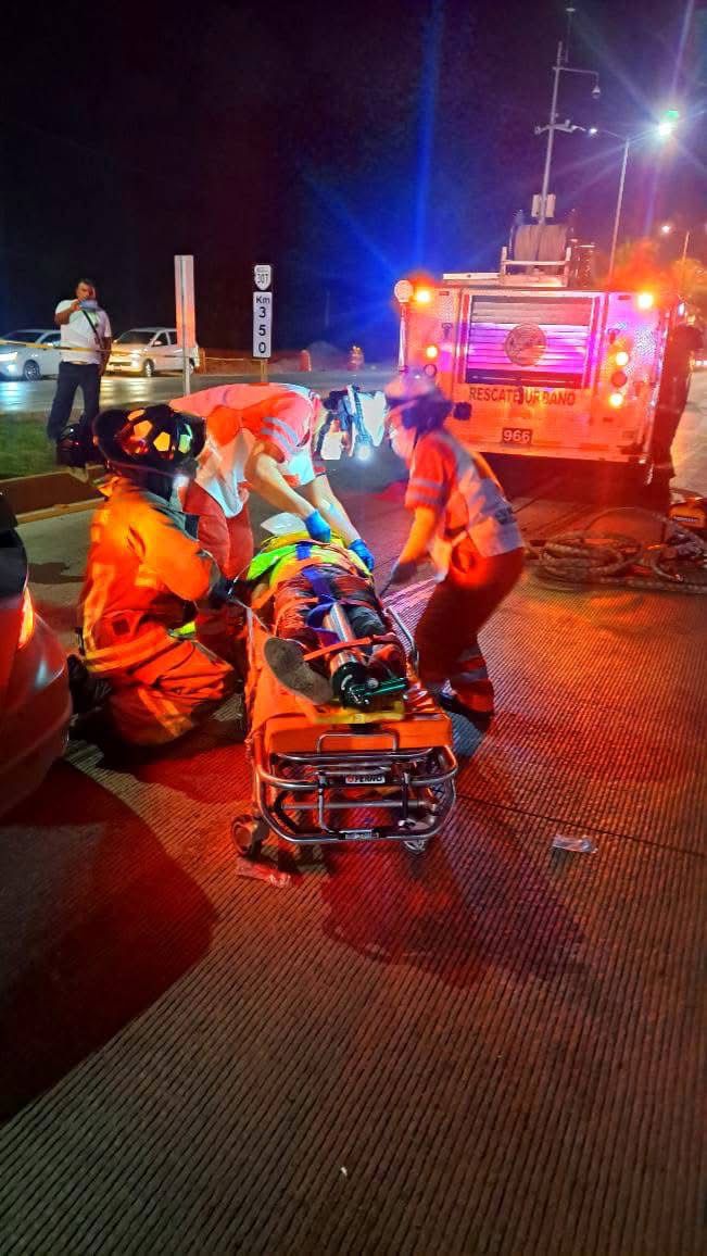 Rescatan bomberos a hombre prensado en auto accidentado