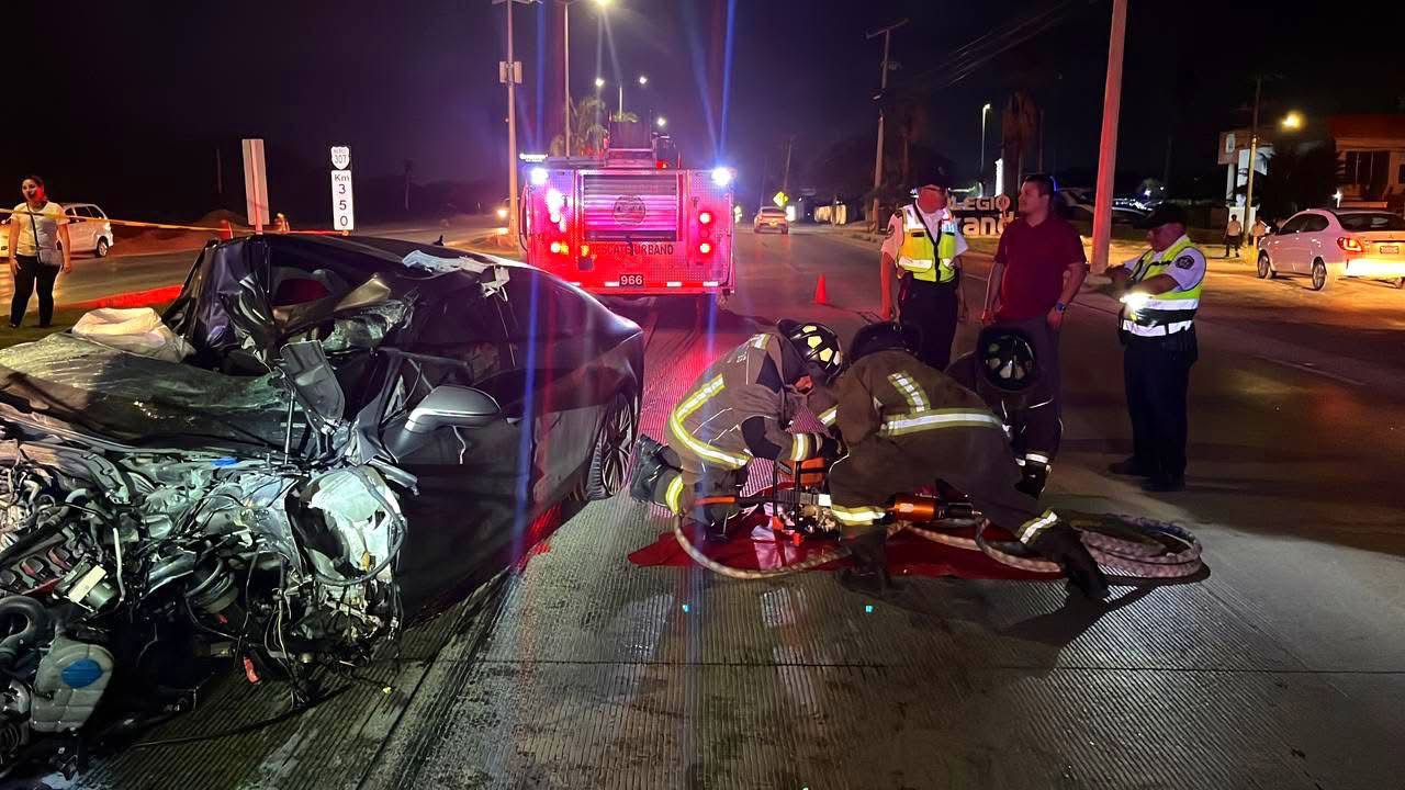 Rescatan bomberos a hombre prensado en auto accidentado