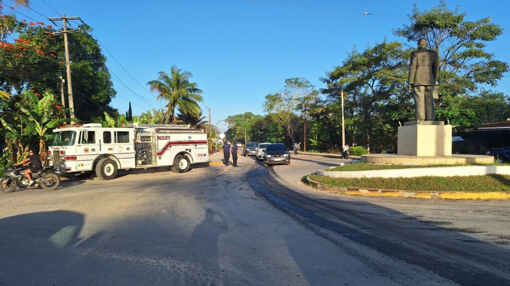 Derrame de combustible en carretera provoca accidente en Felipe Carrillo Puerto