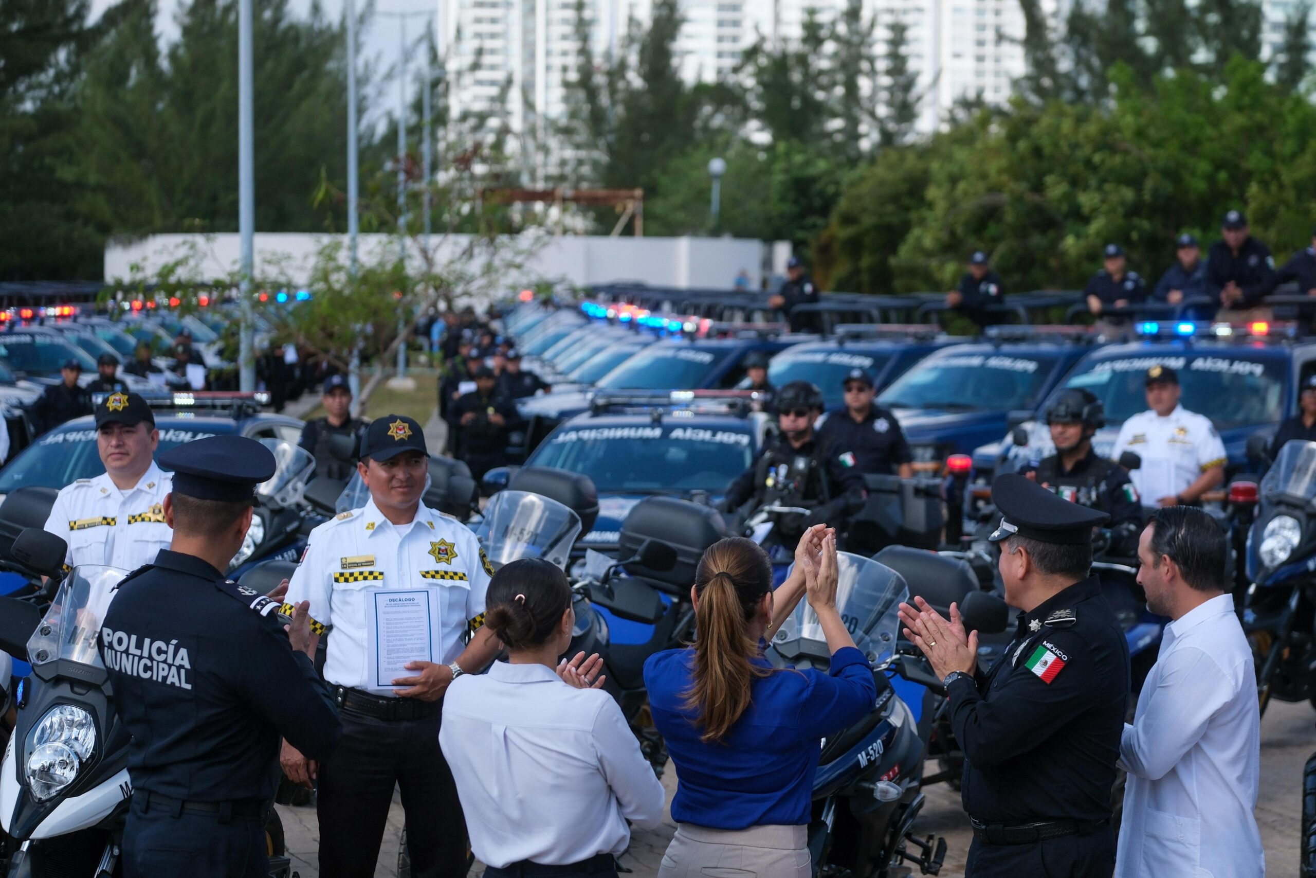 "En mi gobierno no damos alternativa a la delincuencia", afirma Mara Lezama en entrega de patrullas en Cancún