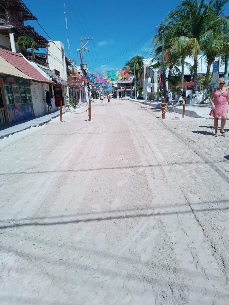 Avanza la rehabilitación de las calles en Holbox