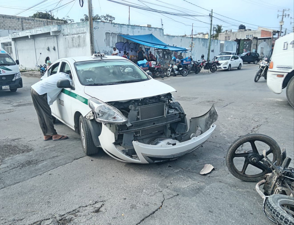 Causa accidente al invadir una avenida con preferencia 