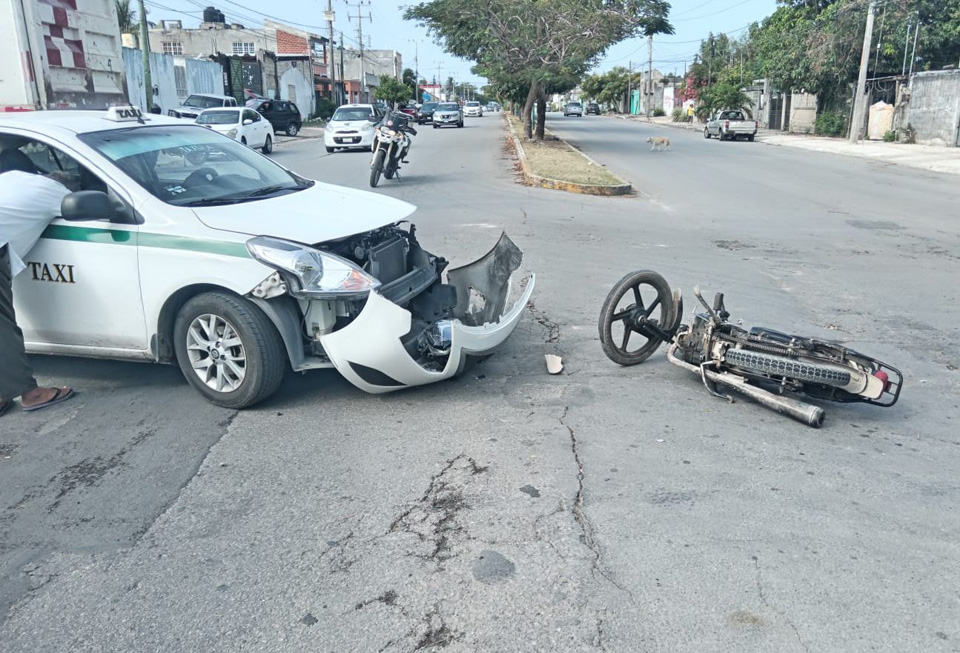 Causa accidente al invadir una avenida con preferencia 