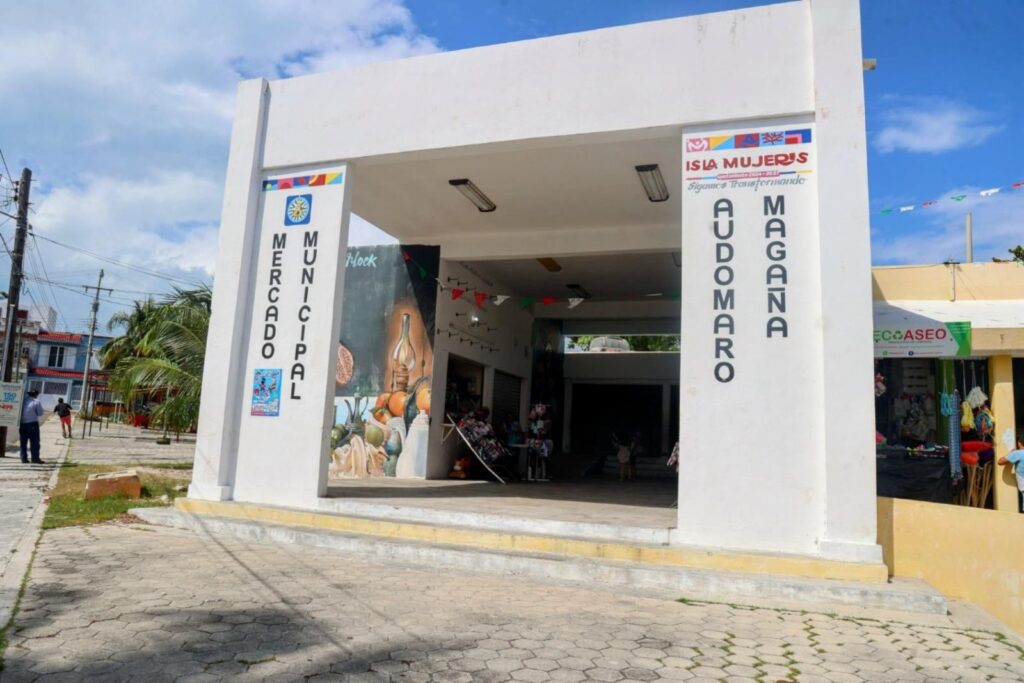 Renuevan mercados municipales en Isla Mujeres para mejorar su imagen y funcionalidad