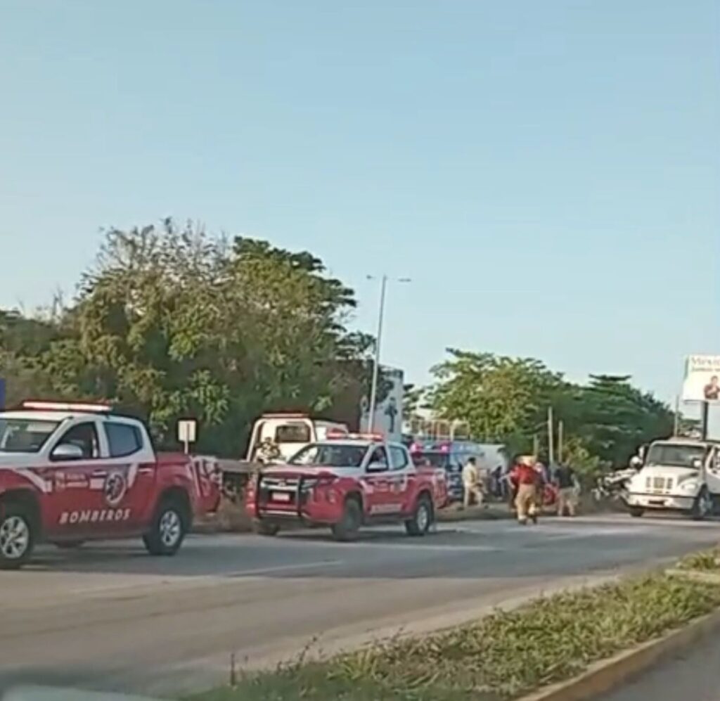 Volquete pierde el control y causa choque múltiple bajando del puente de Puerto Morelos