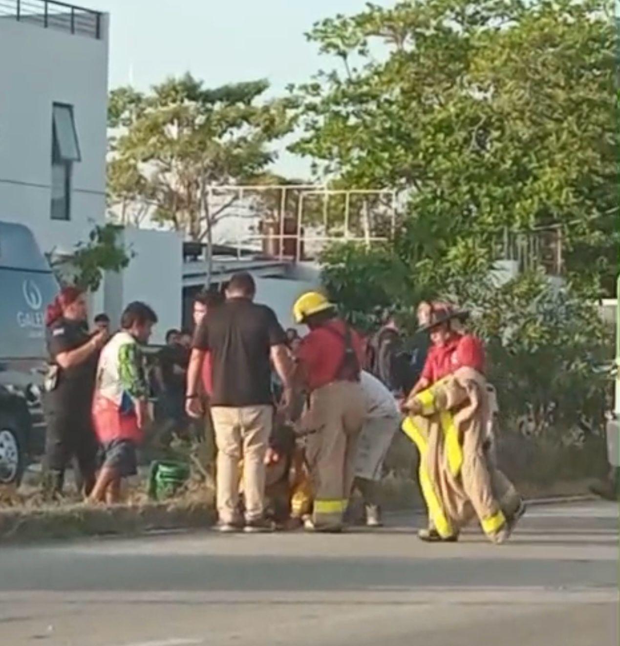 Volquete pierde el control y causa choque múltiple bajando del puente de Puerto Morelos