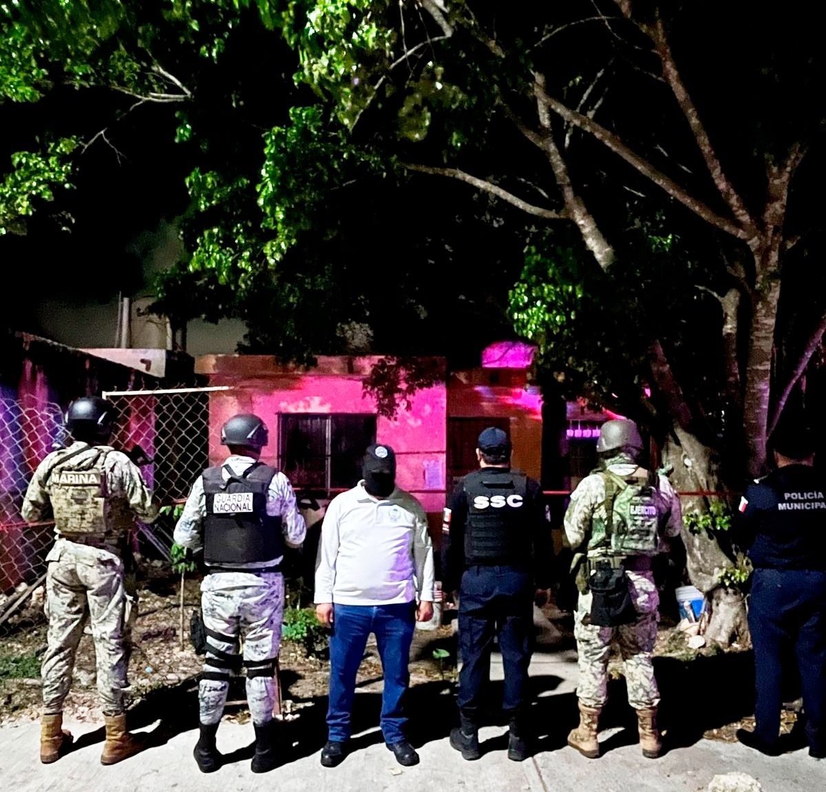 Golpe al crimen: Fiscalía captura a cinco personas y asegura armas en cateos en Cancún y Chetumal