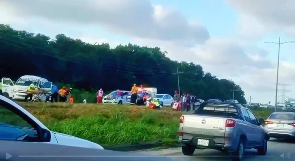 Al menos diez heridos tras volcadura de una van en la carretera Cancún - Playa del Carmen