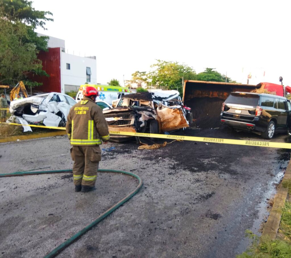 Bomberos de Cancún apoyan en rescate de heridos en accidente de Puerto Morelos