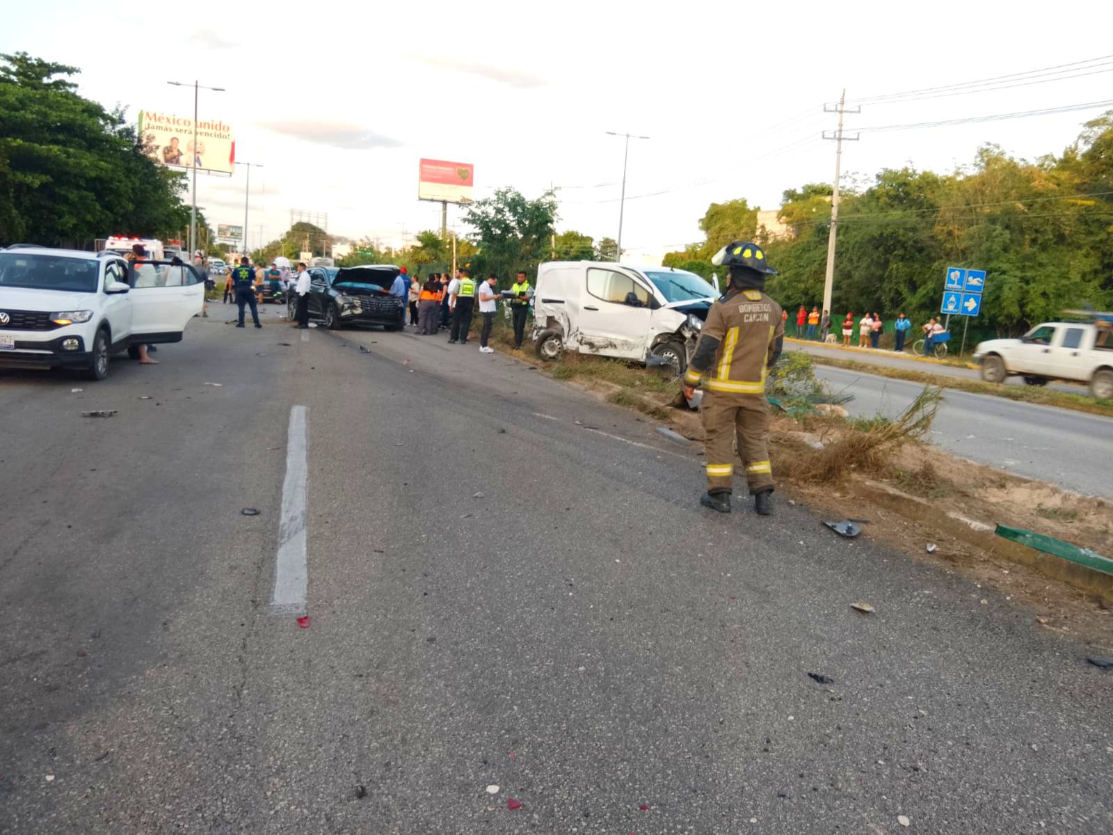 Bomberos de Cancún apoyan en rescate de heridos en accidente de Puerto Morelos