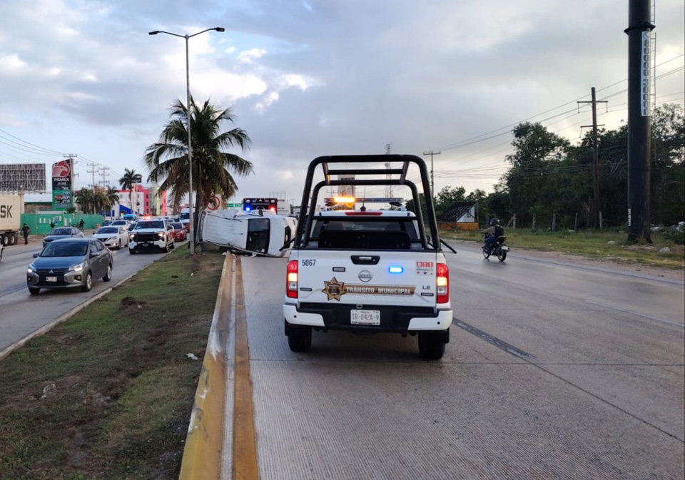 Accidente ocasiona caos vial en Cancún